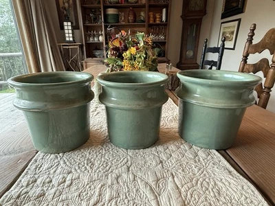 Vasos/ollas de cerámica.  Juego de tres.  7” X 7”. Esmalte verde rústico Foto 1 de 4