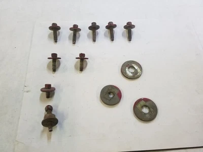 Pernos de montaje del guardabarros delantero | Se adapta a Ford F250 F350 F450 F550 1999-2007 Foto 1 de 4