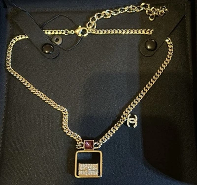 Chanel Cartera de Cristal con Tapa Roja Botella Color Plata Cadena Collar A23B Foto 1 de 4