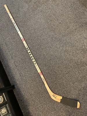 1984-85 PITTSBURGH PENGUINS TEAM SIGNED STICK MARIO LEMIEUX ROOKIE 22 AUTOS NICE - Image 1 of 4