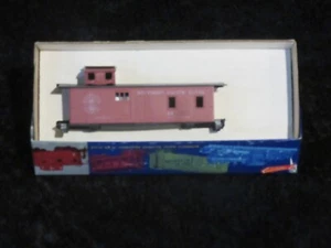 Roundhouse HO Scale Southern Pacific Lines (SP) 35' Wood Cupola Caboose #401 Kit - Picture 1 of 2