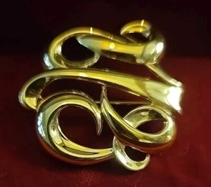 Vintage SIGNED MONET GOLD TONE Round BROOCH PIN Ribbon Swirls - Picture 1 of 4
