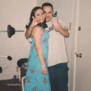 Vintage Polaroid Foto süßes Paar hübsche Dame blaues Kleid Mann gefunden Kunst Schnappschuss - Bild 1 von 5