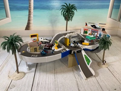 Micro Machines COMPLETE - Officer's Speed Trap Police Micro Playset - Image 1 of 4