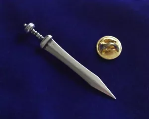 Römer Gladius Schwert Zinn Anstecknadel Abzeichen & Geschenkbeutel, Krawattenbrosche Silber Metall - Bild 1 von 2