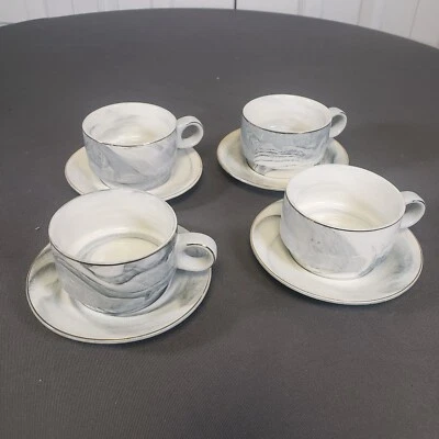 Moderno Juego de 4 Demitassie - Taza y Platillo - Diseño Remolino Gris / Acento Dorado Foto 1 de 3