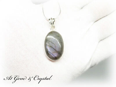 Hermoso collar colgante ovalado de labrdorita hecho a mano - plata de ley maciza Foto 1 de 4
