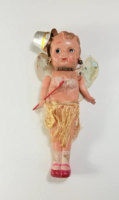 Boneca flapper de carnaval celulóide antiga com asas chapéu joia bengala grama saia - Imagem 1 de 4