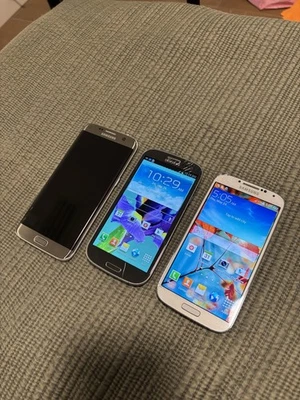 4 Old Phones Old Together - Image 1 of 4