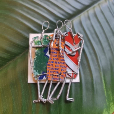 ДЕСЯТЬ ТЫСЯЧ ДЕРЕВЕНЬ 2 «МЕТАЛЛИЧЕСКАЯ банка с газировкой брошь заколка цветной и весело сделано в Кении - Изображение 1 из 2