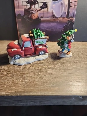 Camión Disney Mickey Main Street Colección Village Goofy y su árbol de Navidad Foto 1 de 3