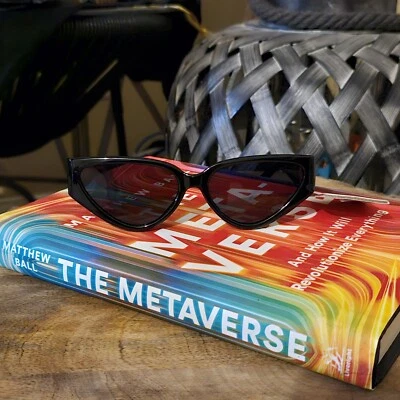 Gafas de sol para mujer Luv Betsey Cateye negras con templos florales Foto 1 de 4