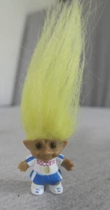 Mini bambola troll vintage 1992 Ace capelli gialli bianchi e blu uniforme da calcio 1,5" H - Foto 1 di 6