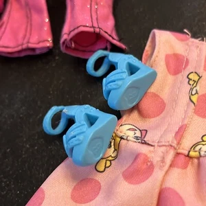 Vintage Barbie Puppenkleidung 11 Teile Kleid Schuhe Cola Oberteile Hose - Flecken - Bild 1 von 11