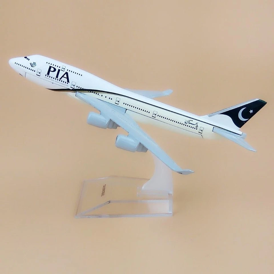 1:400 Diecast Airplane Model 16cm Pakistan International Airlines Boeing 747 PIA - Image 1 of 4