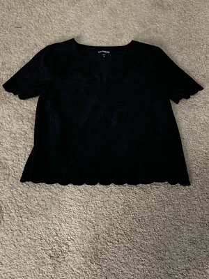 Top de gamuza negra Express para mujer talla XS manga corta festoneada Foto 1 de 4