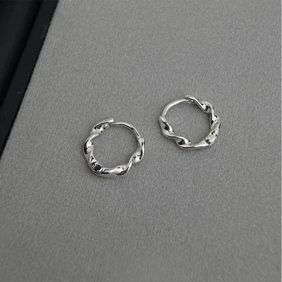 Pendientes de moda de cobre con hebilla de oreja retorcida geométrica redonda plateada para mujer Foto 1 de 4