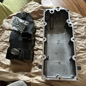 07-16 HARLEY OEM TOURING GLIDE TRANS. OIL PAN , bolts, and inside 62711-99 - Picture 1 of 2