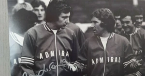 Foto profesional firmada por ALAN HUDSON ARSENAL STOKE 10X8 CERTIFICADO DE AUTENTICIDAD - OFERTAS ACEPTADAS - Imagen 1 de 2