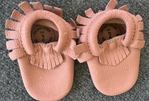FRESHLY PICKED Moccasin Baby Shoe Pink Leather Fringe Moccs Infant Girl Size 2 - Picture 1 of 8