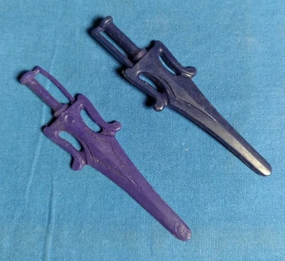 2 accesorios de espada vintage He Man MotU años 80 Mattel Taiwán azul marino + púrpura Foto 1 de 4