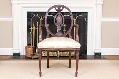 Sillón de caoba tallado estilo blanco hepple del siglo XIX Jorge III Foto 1 de 4