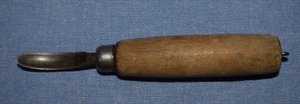 Corer frutta vintage 5,5" Peach Pitter con manico in legno primitivo #2 - Foto 1 di 2