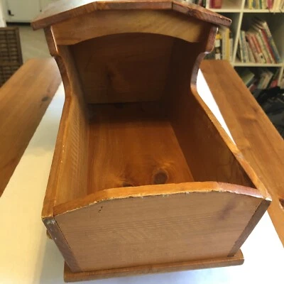 Cuna para muñecas vintage hecha a mano muñeca bebé muñeca mecedora moisés de madera Foto 1 de 4