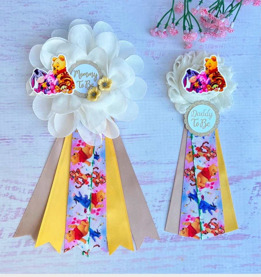 Clásico ramillete de baby shower Winnie The Pooh, prendedores de baby shower para mamá y papá Foto 1 de 1