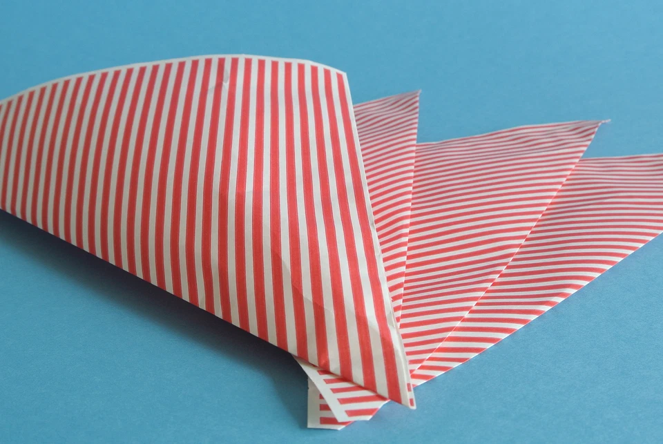 50 Papiertüten Spitztüten Streifen rot 19 cm Gebrannte Mandeln Weihnachttstüten - Bild 1 von 1