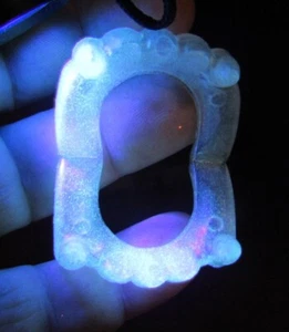 Spielzeug Kunststoff Kinder Vampirzähne, leuchten unter Schwarzlicht, klein 1,75 Zoll breit - Bild 1 von 6