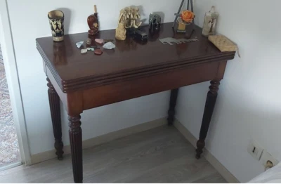 Table à jeux avec tapis vert en feutrine - Photo 1/3