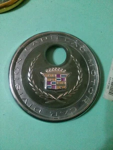 CADILLAC DEVILLE REAR EMBLEM LOCK KEYHOLE NAME BADGE OEM 25636490 OEM - Bild 1 von 6