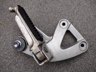 98-06 Suzuki Katana 600/750. Soporte de montaje de clavija trasera de fábrica usado Foto 1 de 4