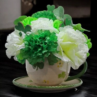 圣帕特里克节茶杯花卉布置白色和绿色康乃馨 — 第 1/4 张图片