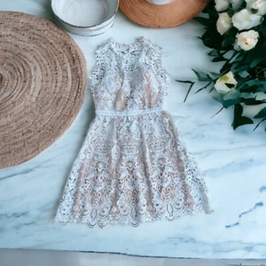 Vestido Audrea Nuevo con Etiquetas Blanco Guipur Encaje Talla Mediana Espalda Abierta Plisado - Imagen 1 de 16