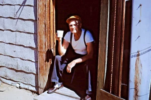 Original Vintage Slide, 1960's, Man sitting on Stool, Cup of Tea, Period Clothes - Picture 1 of 1