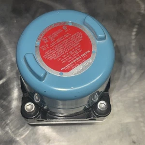 NEW HONEYWELL MICRO SWITCH 12CX200 LIMIT SWITCH WITH MOUNTING BRACKET FOR VALVE - Picture 1 of 5