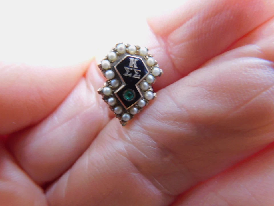Prendedor de fraternidad Kappa Sigma Sigma de oro macizo de 10 quilates con perlas de semilla, 1955 Foto 1 de 4