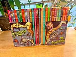 Goosebumps Paperback Book Lot R.L. Stine 1-27 Vintage + Cardboard Display RARE - Picture 1 of 23