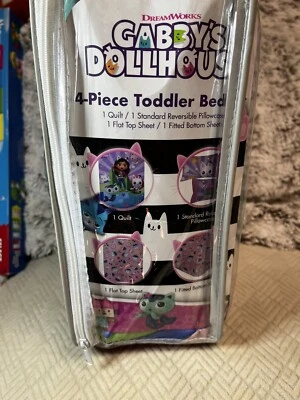 Juego de cama de 4 piezas para casa de muñecas Gabby's para niños pequeños de Dreamwork Foto 1 de 3