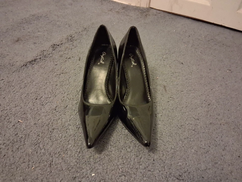 Zapatos de salón negros Qupid talla 6 1/2, 3 pulgadas, charol sintético, punta en punta, tacón Stilleto Foto 1 de 4