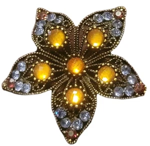 Broche prendedor flor filigrana tono dorado vintage pedrería ámbar y periwinkle 2" - Imagen 1 de 6