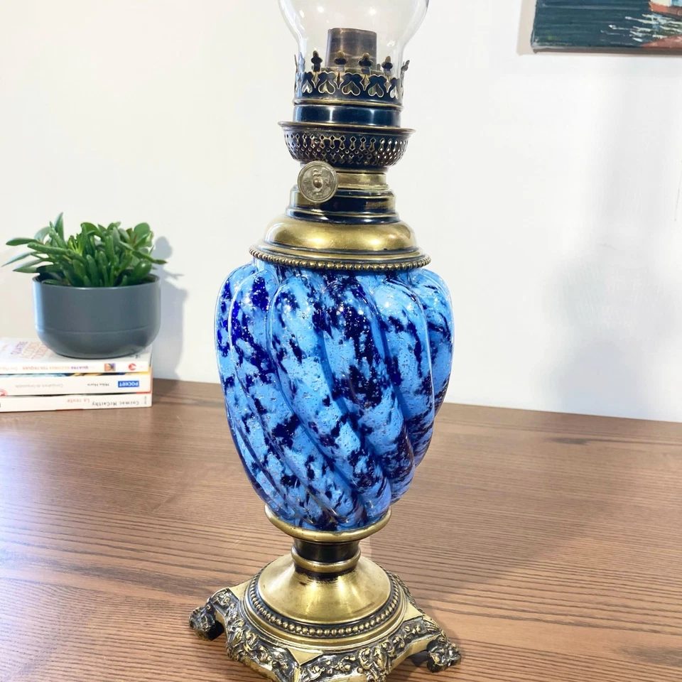 Lampe à huile ancienne verre torsadé bleu – Laiton et fonte – Style Murano 1920 - Photo 1/4