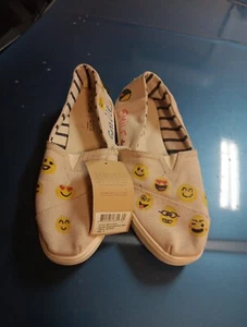 NEW WITH TAGS  Tom's Women's The Venice collection size 11wide Emoji be happy - Picture 1 of 7