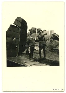 Orig. Foto Luftwaffe General Offizier bei Flugzeug Wrack Flugplatz in Frankreich - Bild 1 von 1