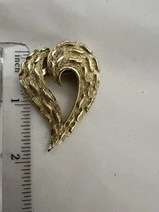Vintage goldfarbene abstrakte herzförmige Brosche Anstecknadel, neuwertig 2 Zoll - Bild 1 von 3