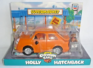 COCHE CHEVRON HOLLY HATCHBACK CON PERRO Y CARRO NUEVO EN CAJA - Imagen 1 de 6
