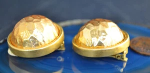 retro vintage Les Bernard button clip on 80s style gold tone hammered pads - Picture 1 of 12