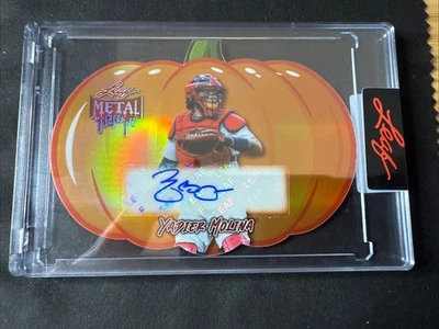 2025 LEAF HALLOWEEN YADIER MOLINA Auto Parallel Pumpkin Di-Cut /5 Cardinals - Image 1 of 2